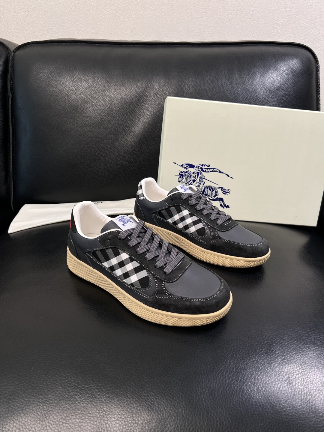BURBERRY  顶级工艺品 巴宝莉 专柜同步，原厂配置意大利进口牛皮面料，高品质复杂拼接工艺，进口牛