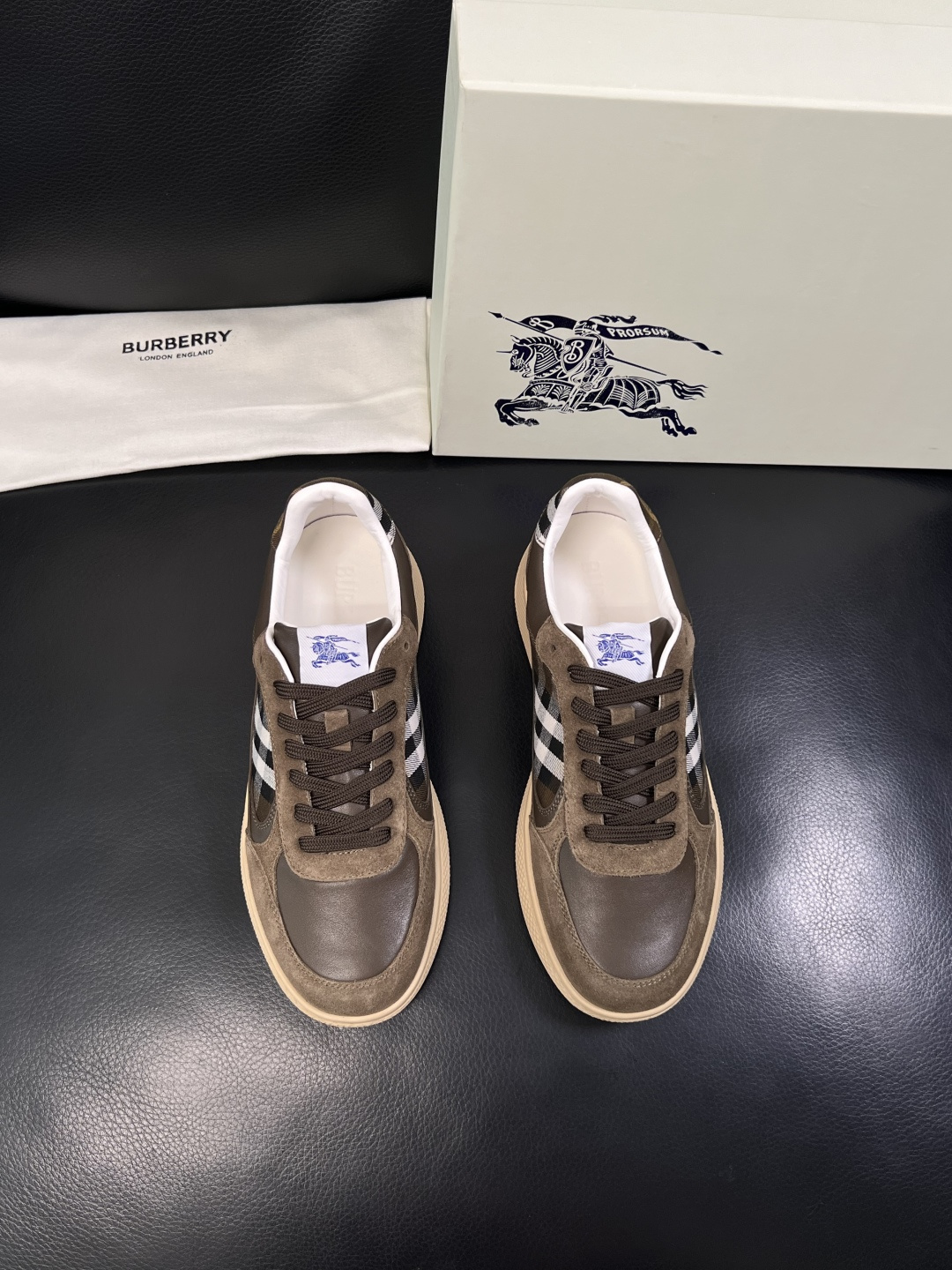 BURBERRY  顶级工艺品 巴宝莉 专柜同步，原厂配置意大利进口牛皮面料，高品质复杂拼接工艺，进口牛