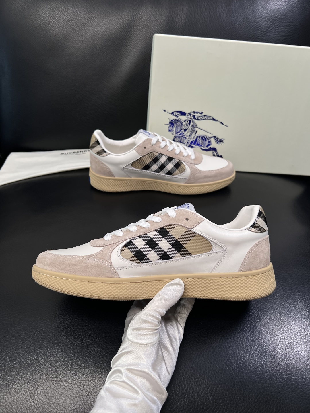 BURBERRY  顶级工艺品 巴宝莉 专柜同步，原厂配置意大利进口牛皮面料，高品质复杂拼接工艺，进口牛