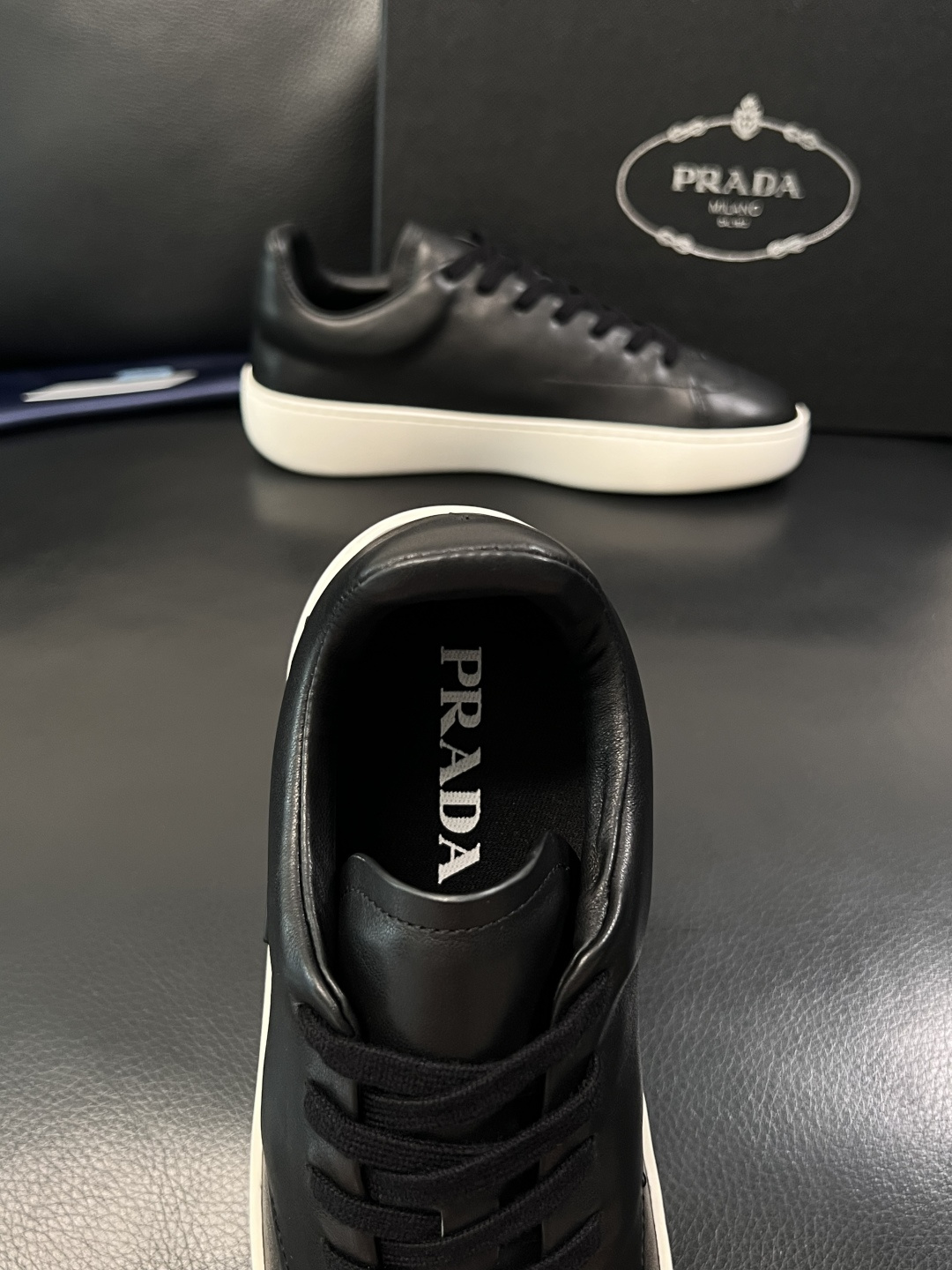 Prada  顶级工艺品，普拉达 专柜同步，原厂配置意大利进口牛皮面料，进口牛皮内里垫，透气舒适，鞋底：