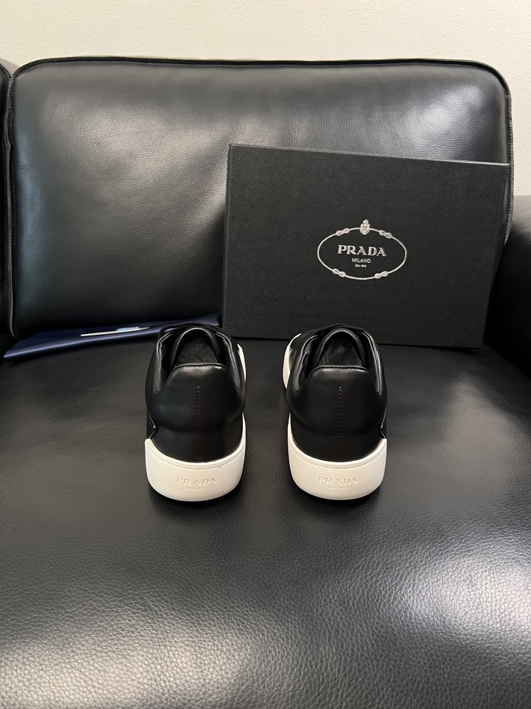 Prada  顶级工艺品，普拉达 专柜同步，原厂配置意大利进口牛皮面料，进口牛皮内里垫，透气舒适，鞋底：