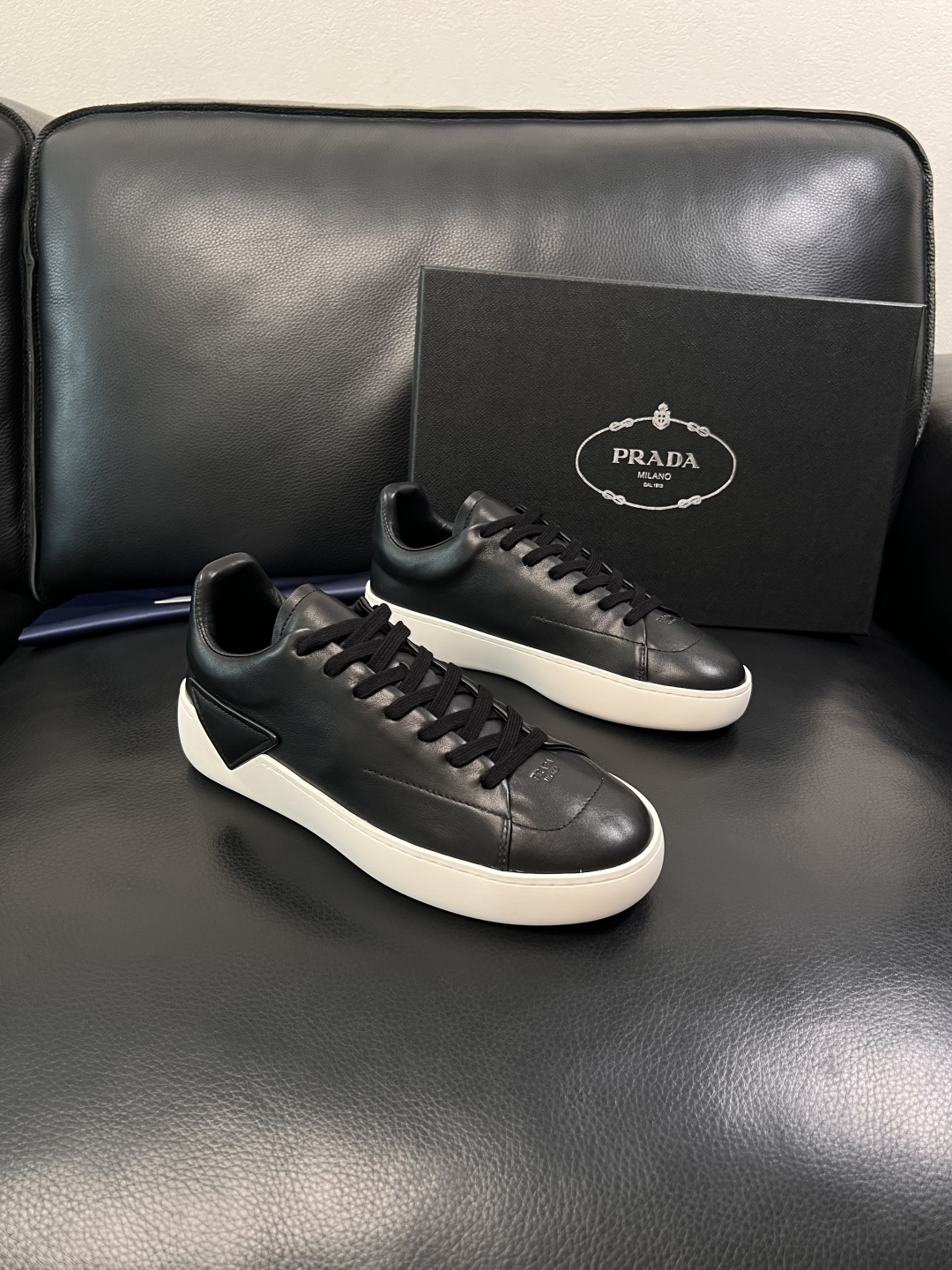 Prada  顶级工艺品，普拉达 专柜同步，原厂配置意大利进口牛皮面料，进口牛皮内里垫，透气舒适，鞋底：