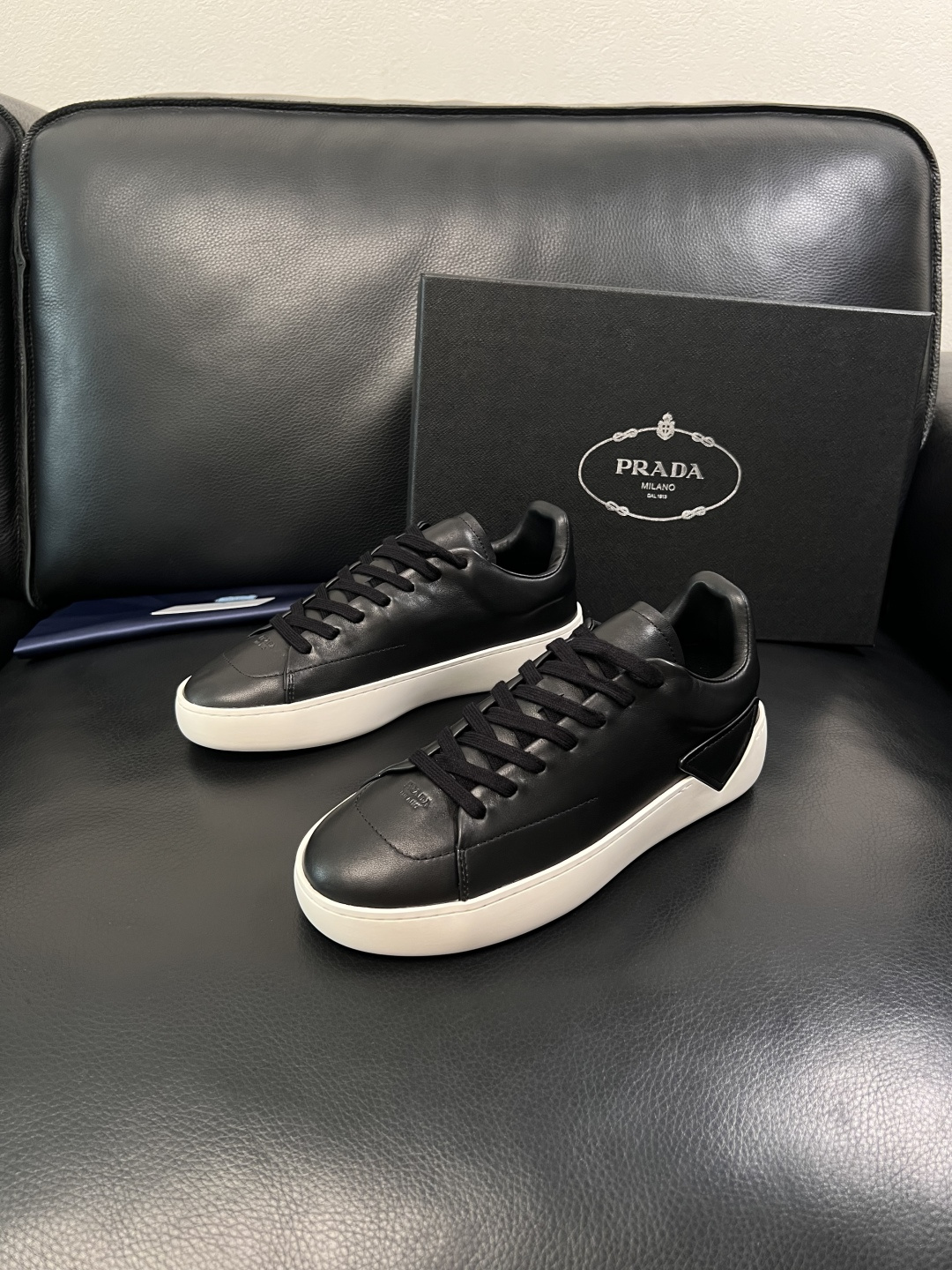 Prada  顶级工艺品，普拉达 专柜同步，原厂配置意大利进口牛皮面料，进口牛皮内里垫，透气舒适，鞋底：