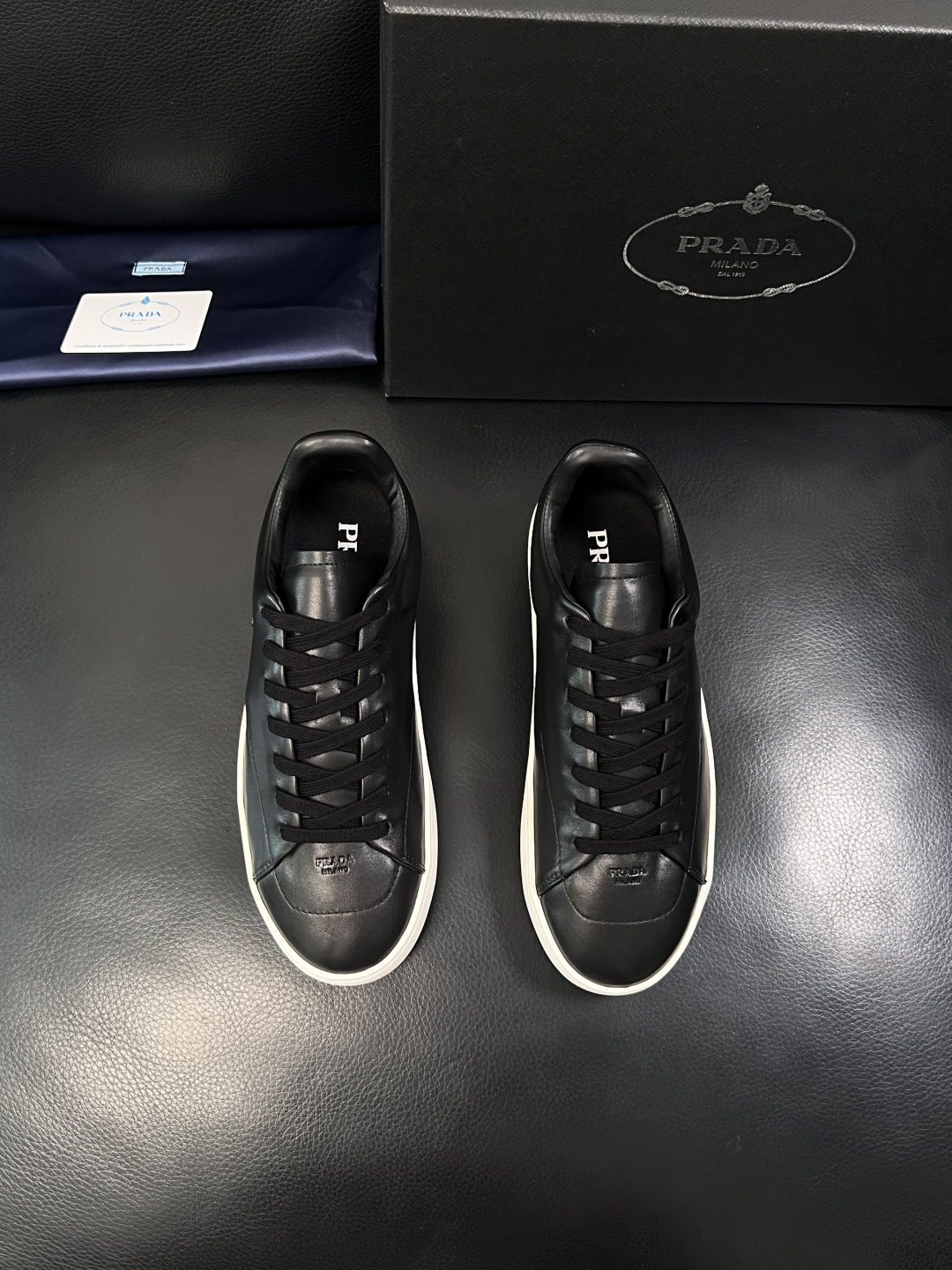 Prada  顶级工艺品，普拉达 专柜同步，原厂配置意大利进口牛皮面料，进口牛皮内里垫，透气舒适，鞋底：