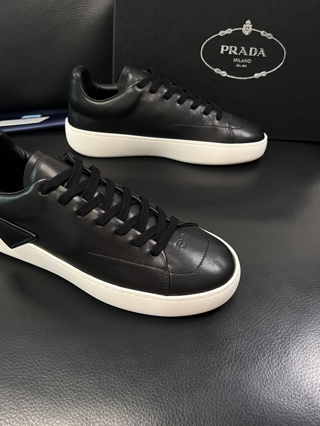 Prada  顶级工艺品，普拉达 专柜同步，原厂配置意大利进口牛皮面料，进口牛皮内里垫，透气舒适，鞋底：