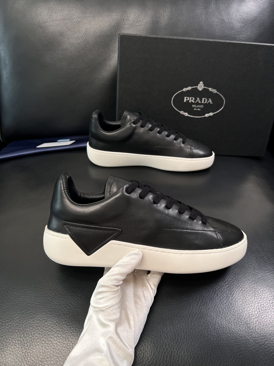 Prada  顶级工艺品，普拉达 专柜同步，原厂配置意大利进口牛皮面料，进口牛皮内里垫，透气舒适，鞋底：