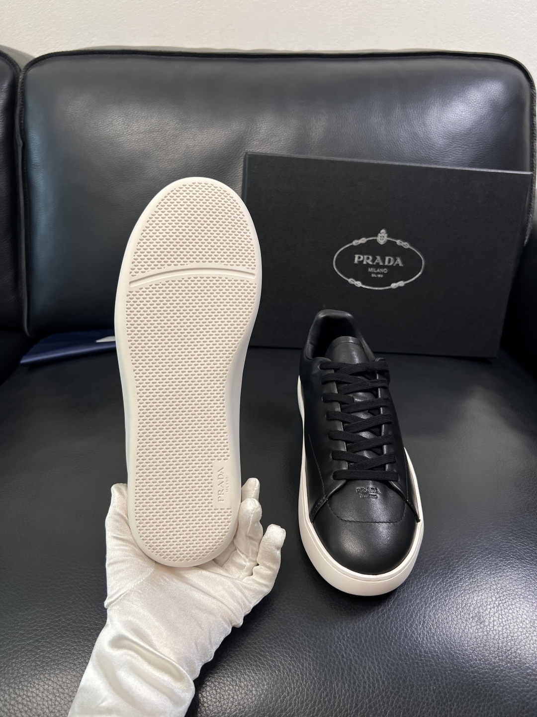 Prada  顶级工艺品，普拉达 专柜同步，原厂配置意大利进口牛皮面料，进口牛皮内里垫，透气舒适，鞋底：