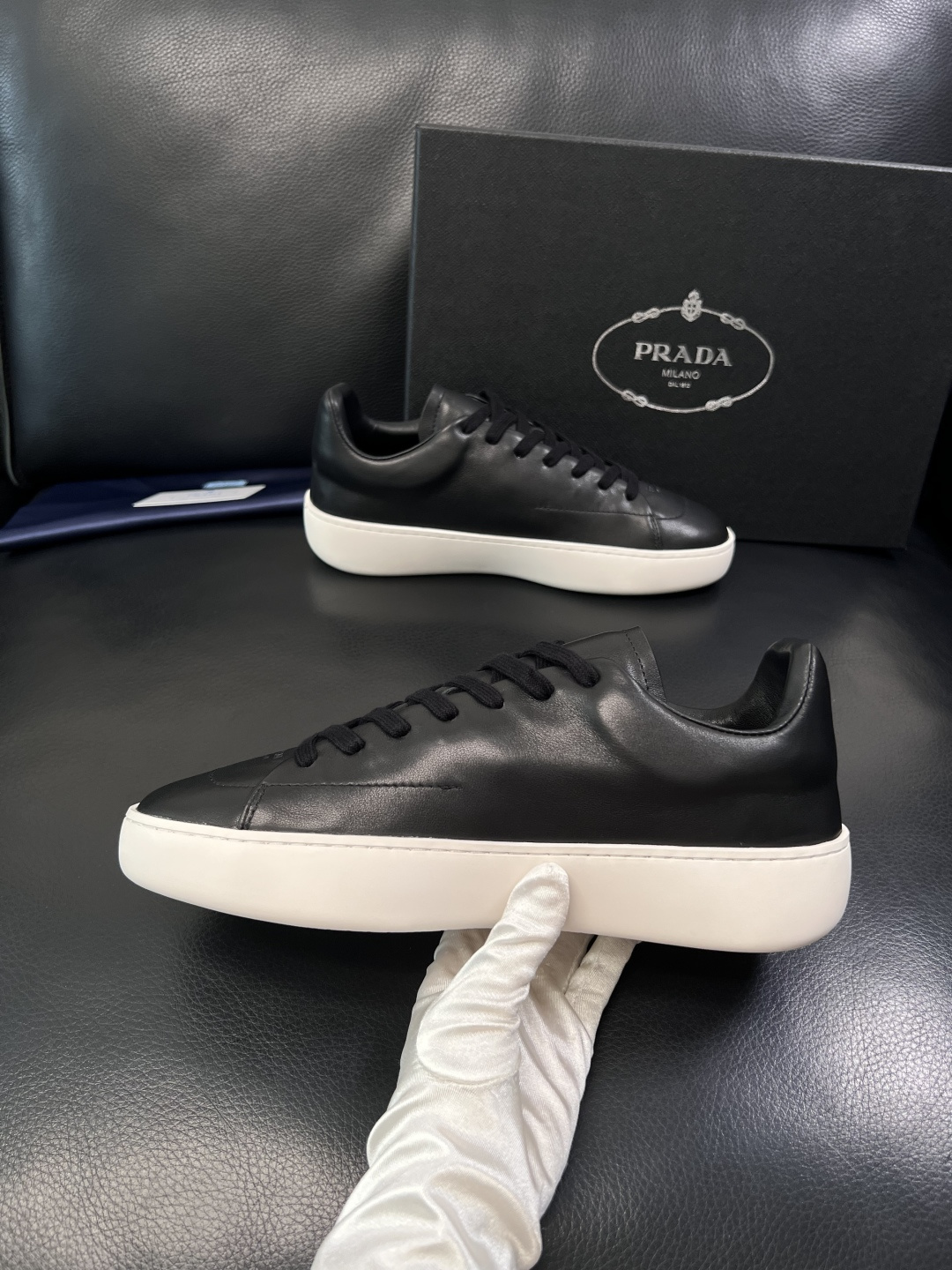 Prada  顶级工艺品，普拉达 专柜同步，原厂配置意大利进口牛皮面料，进口牛皮内里垫，透气舒适，鞋底：