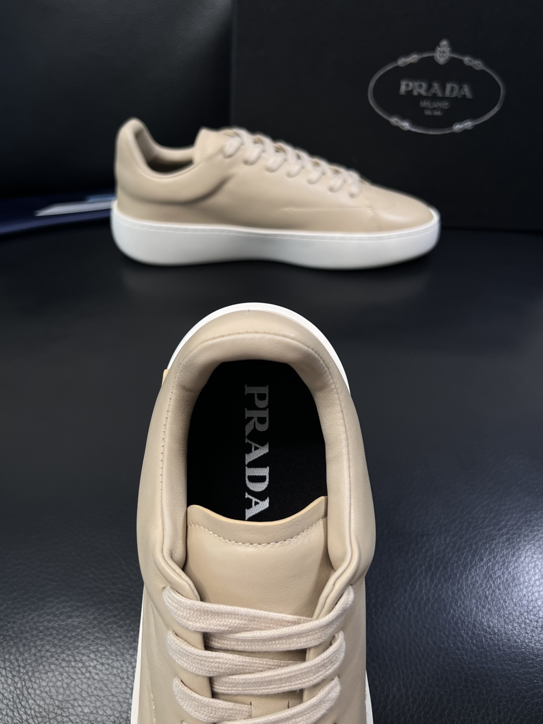 Prada  顶级工艺品，普拉达 专柜同步，原厂配置意大利进口牛皮拼布面料，进口牛皮内里垫，透气舒适，鞋