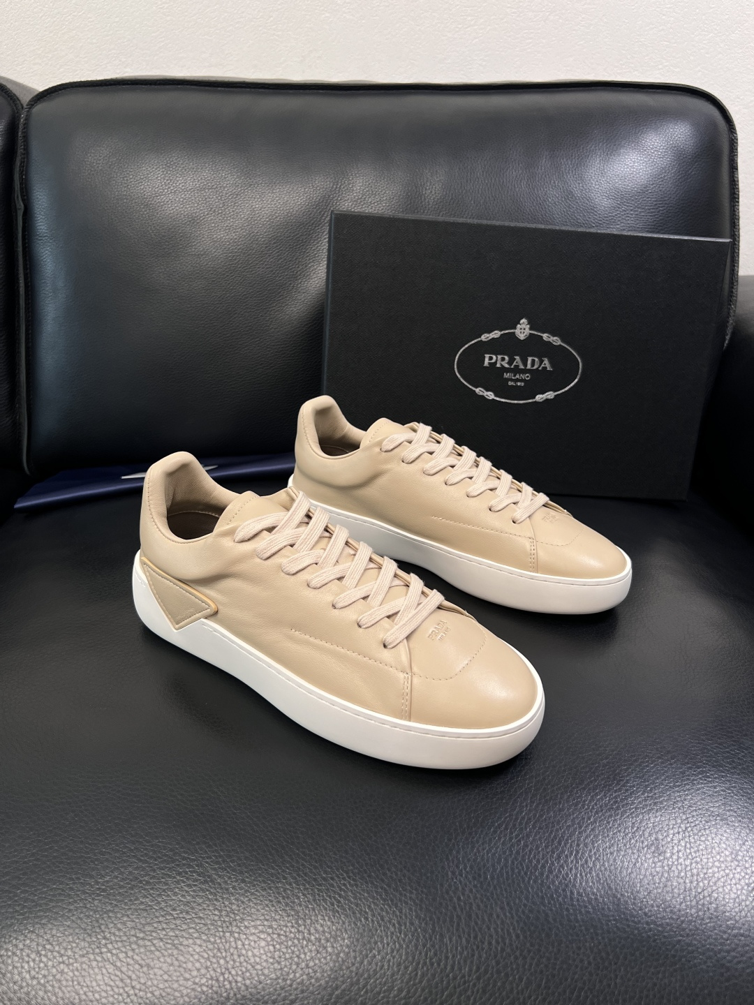 Prada  顶级工艺品，普拉达 专柜同步，原厂配置意大利进口牛皮拼布面料，进口牛皮内里垫，透气舒适，鞋