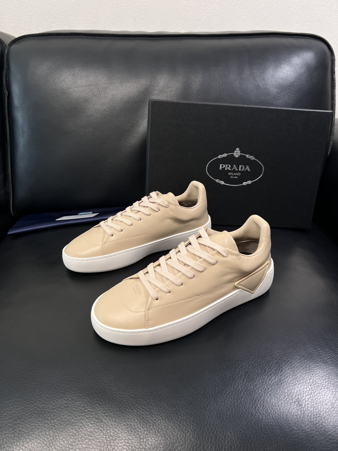 Prada  顶级工艺品，普拉达 专柜同步，原厂配置意大利进口牛皮拼布面料，进口牛皮内里垫，透气舒适，鞋