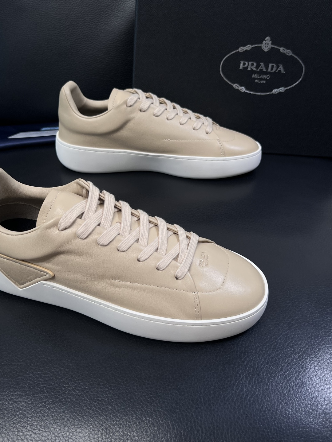 Prada  顶级工艺品，普拉达 专柜同步，原厂配置意大利进口牛皮拼布面料，进口牛皮内里垫，透气舒适，鞋