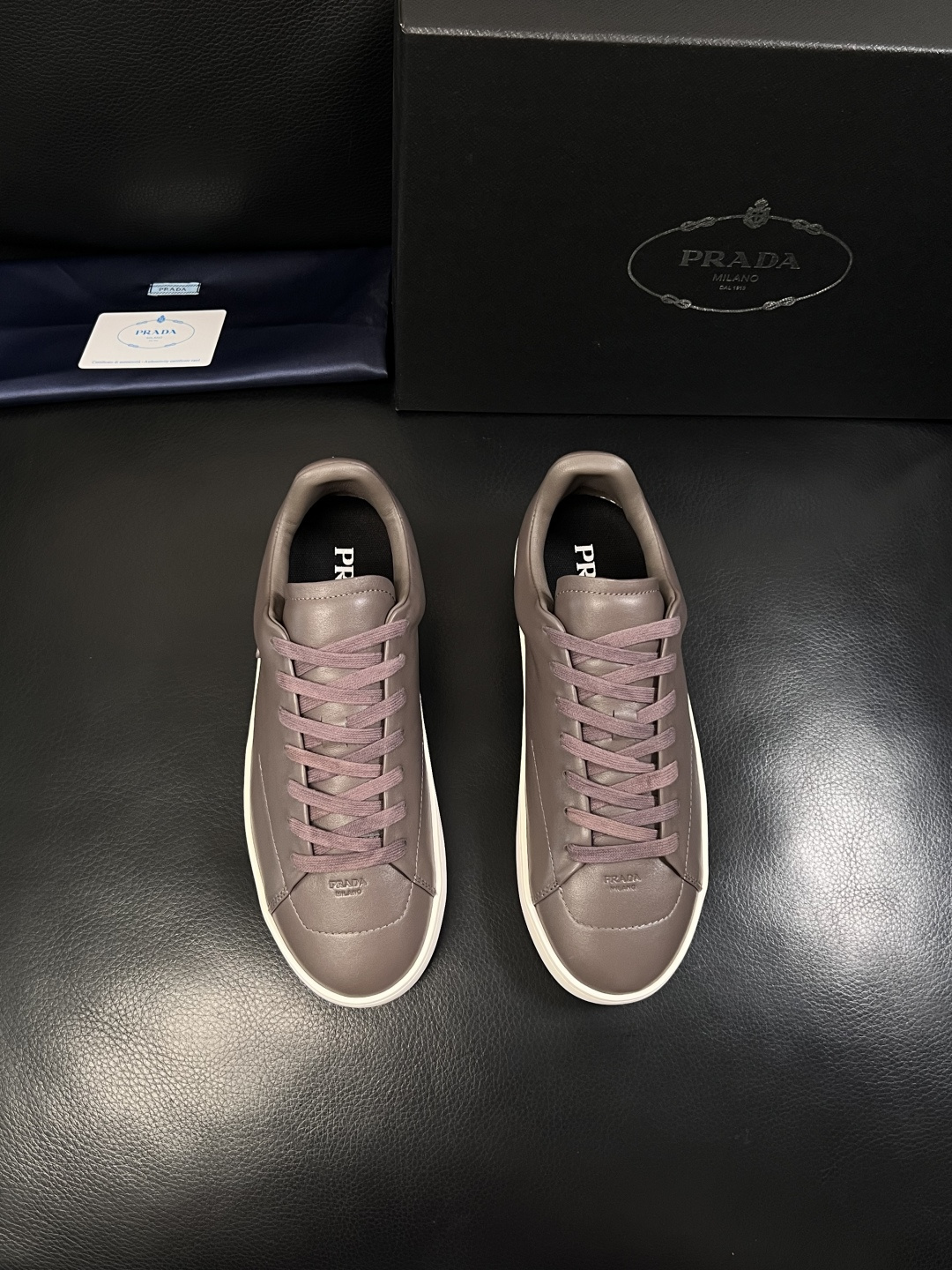 Prada  顶级工艺品，普拉达 专柜同步，原厂配置意大利进口牛皮拼布面料，进口牛皮内里垫，透气舒适，鞋