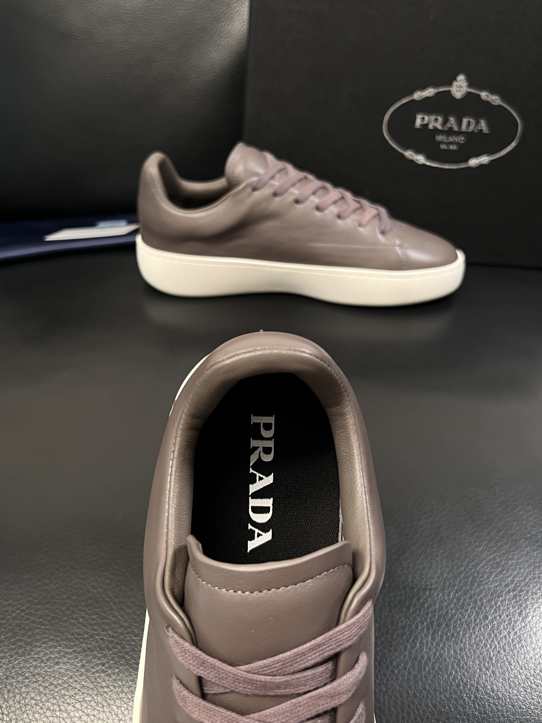 Prada  顶级工艺品，普拉达 专柜同步，原厂配置意大利进口牛皮拼布面料，进口牛皮内里垫，透气舒适，鞋