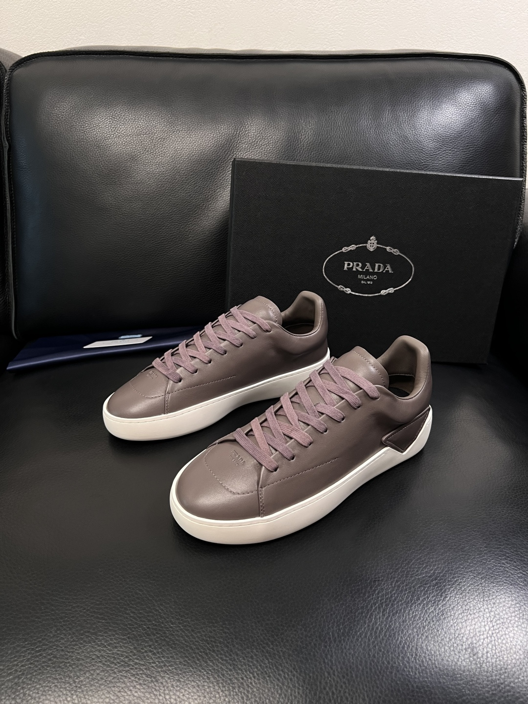 Prada  顶级工艺品，普拉达 专柜同步，原厂配置意大利进口牛皮拼布面料，进口牛皮内里垫，透气舒适，鞋