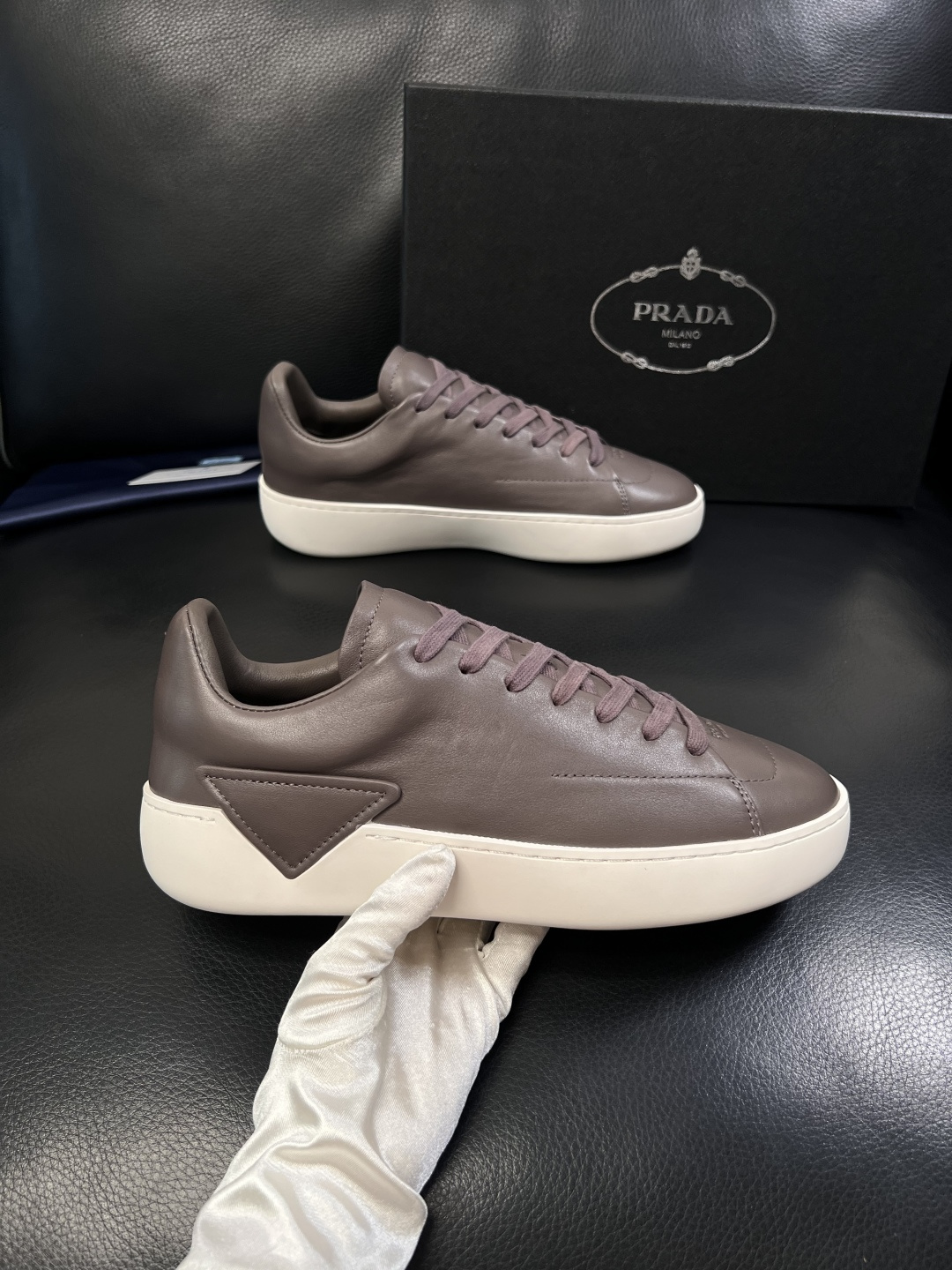 Prada  顶级工艺品，普拉达 专柜同步，原厂配置意大利进口牛皮拼布面料，进口牛皮内里垫，透气舒适，鞋
