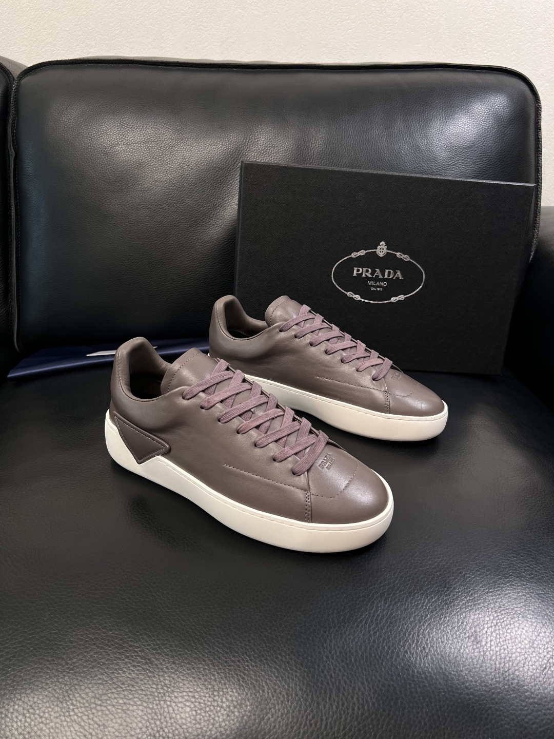 Prada  顶级工艺品，普拉达 专柜同步，原厂配置意大利进口牛皮拼布面料，进口牛皮内里垫，透气舒适，鞋