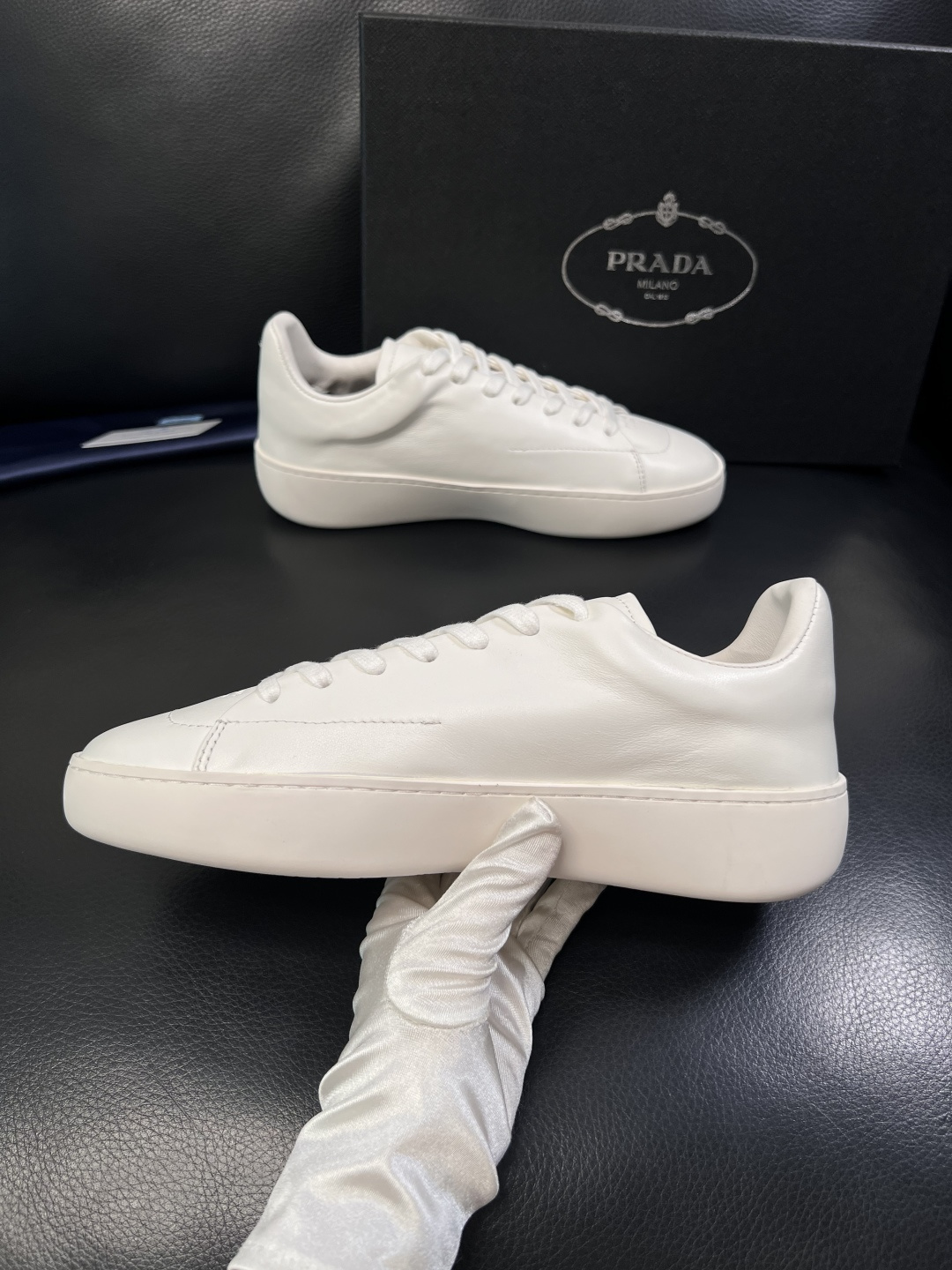 Prada  顶级工艺品，普拉达 专柜同步，原厂配置意大利进口牛皮拼布面料，进口牛皮内里垫，透气舒适，鞋