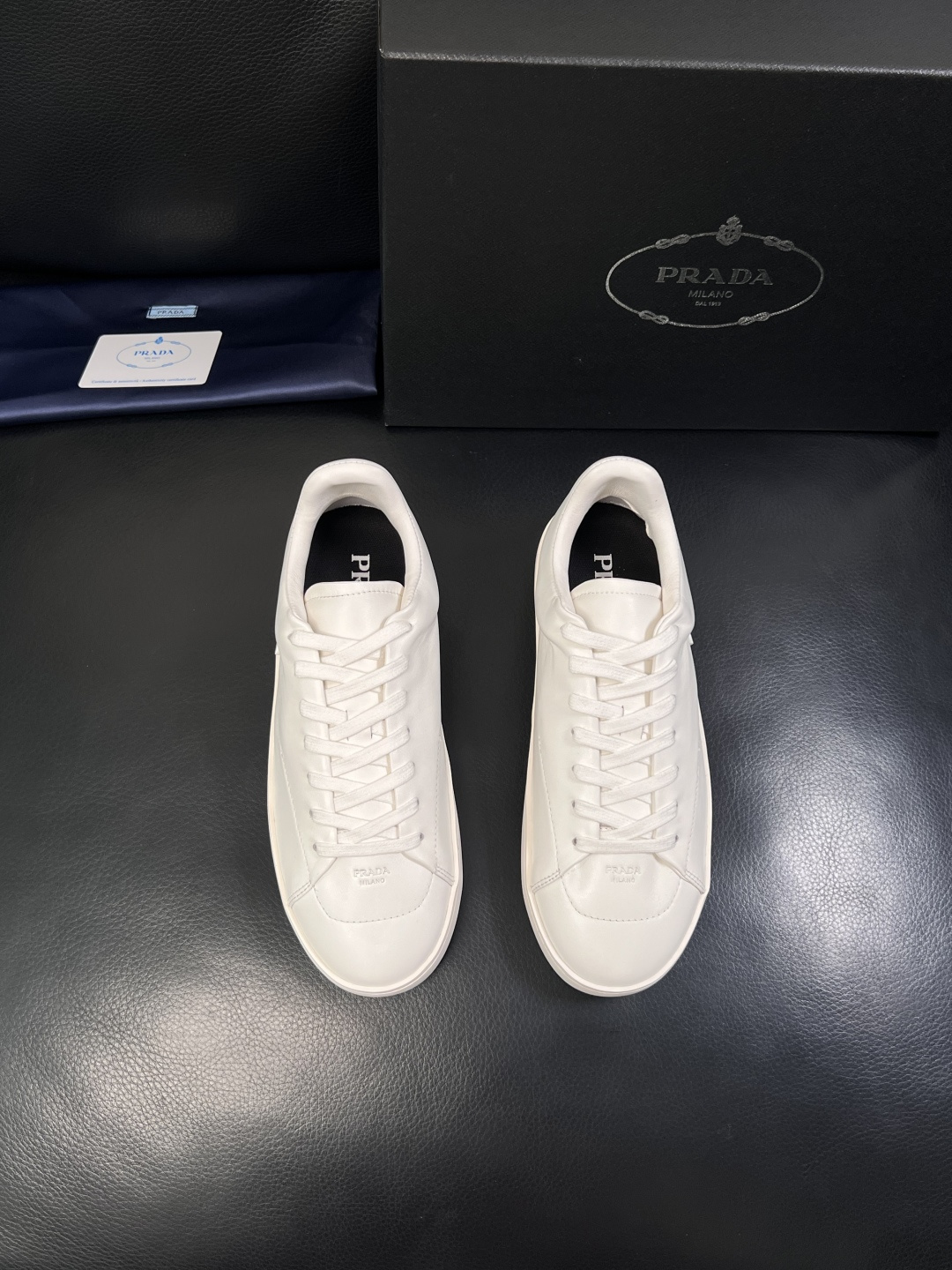 Prada  顶级工艺品，普拉达 专柜同步，原厂配置意大利进口牛皮拼布面料，进口牛皮内里垫，透气舒适，鞋