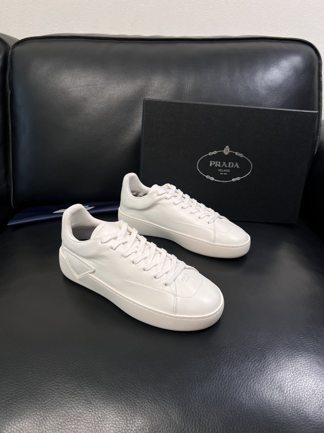 Prada  顶级工艺品，普拉达 专柜同步，原厂配置意大利进口牛皮拼布面料，进口牛皮内里垫，透气舒适，鞋