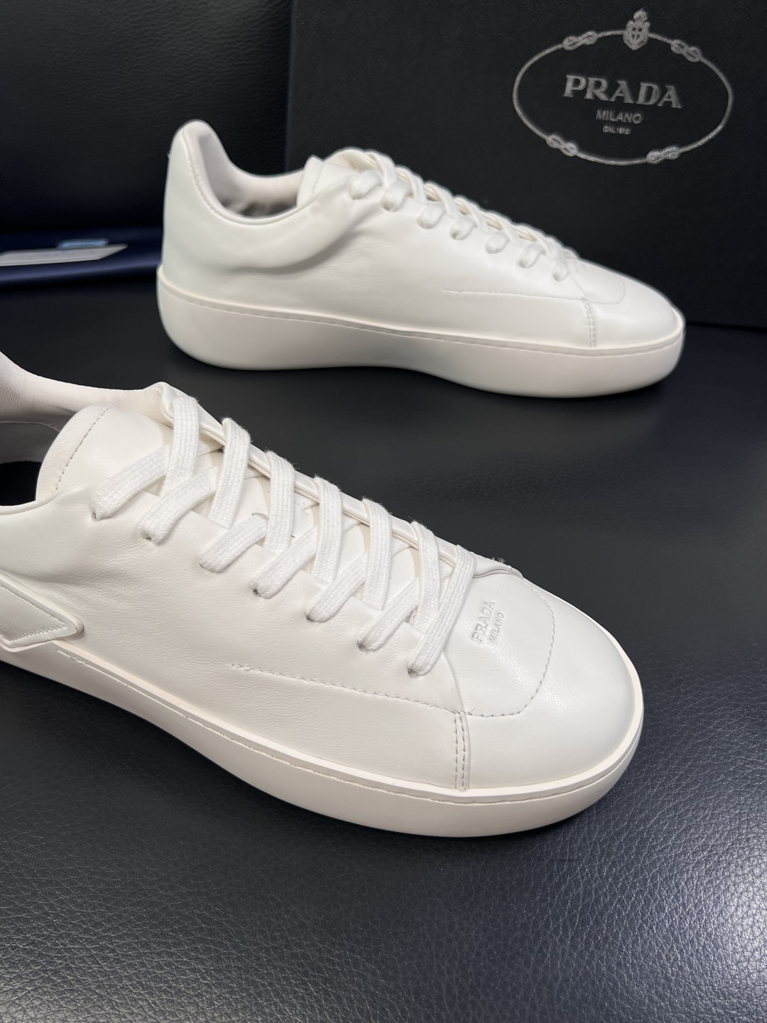 Prada  顶级工艺品，普拉达 专柜同步，原厂配置意大利进口牛皮拼布面料，进口牛皮内里垫，透气舒适，鞋