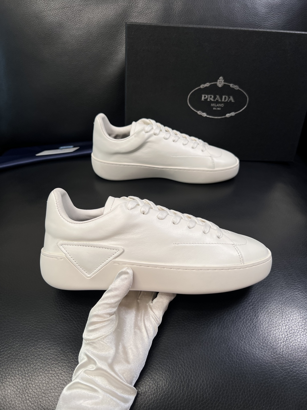 Prada  顶级工艺品，普拉达 专柜同步，原厂配置意大利进口牛皮拼布面料，进口牛皮内里垫，透气舒适，鞋