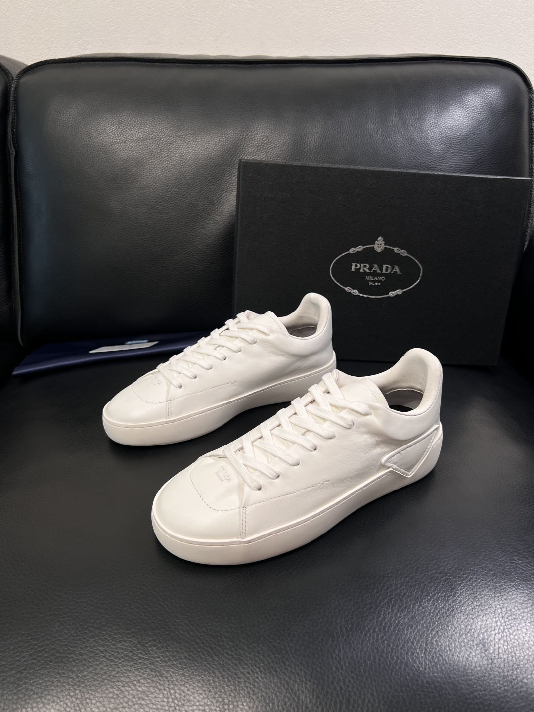 Prada  顶级工艺品，普拉达 专柜同步，原厂配置意大利进口牛皮拼布面料，进口牛皮内里垫，透气舒适，鞋
