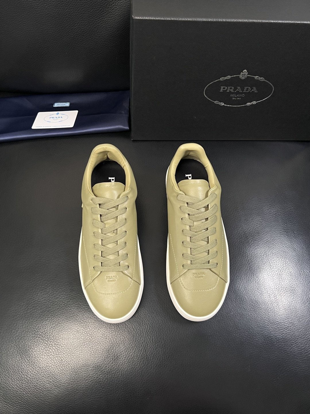 Prada  顶级工艺品，普拉达 专柜同步，原厂配置意大利进口牛皮拼布面料，进口牛皮内里垫，透气舒适，鞋