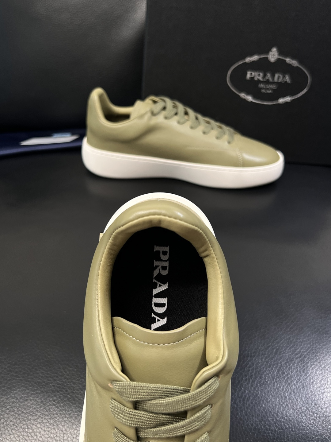 Prada  顶级工艺品，普拉达 专柜同步，原厂配置意大利进口牛皮拼布面料，进口牛皮内里垫，透气舒适，鞋