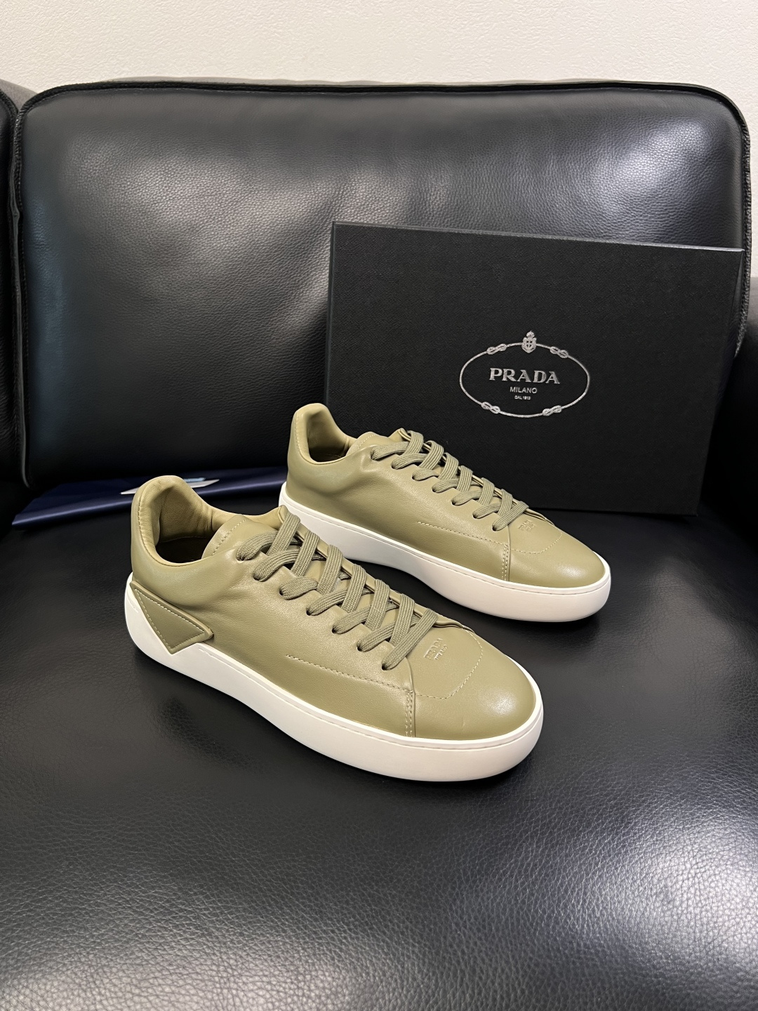 Prada  顶级工艺品，普拉达 专柜同步，原厂配置意大利进口牛皮拼布面料，进口牛皮内里垫，透气舒适，鞋
