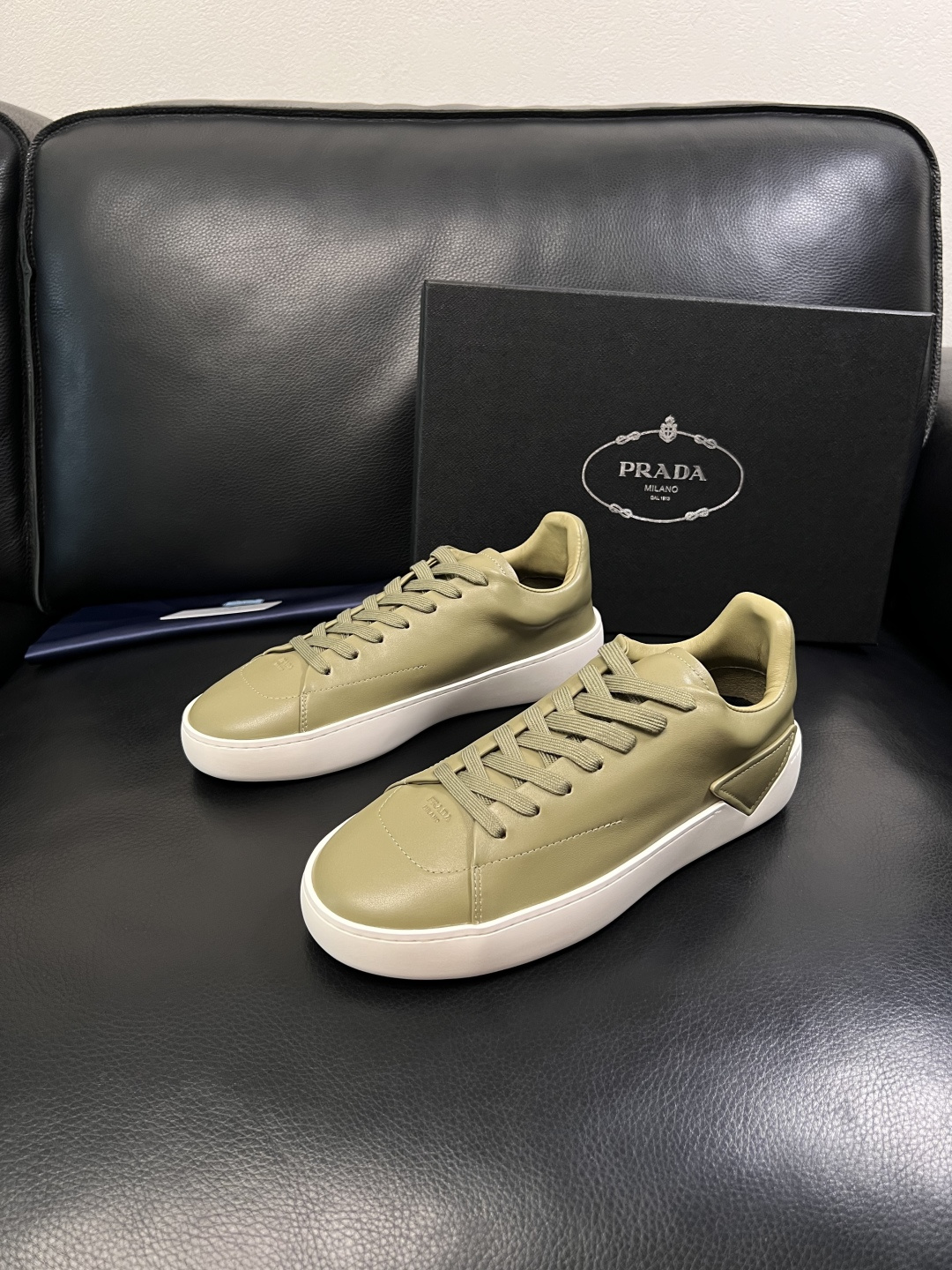 Prada  顶级工艺品，普拉达 专柜同步，原厂配置意大利进口牛皮拼布面料，进口牛皮内里垫，透气舒适，鞋