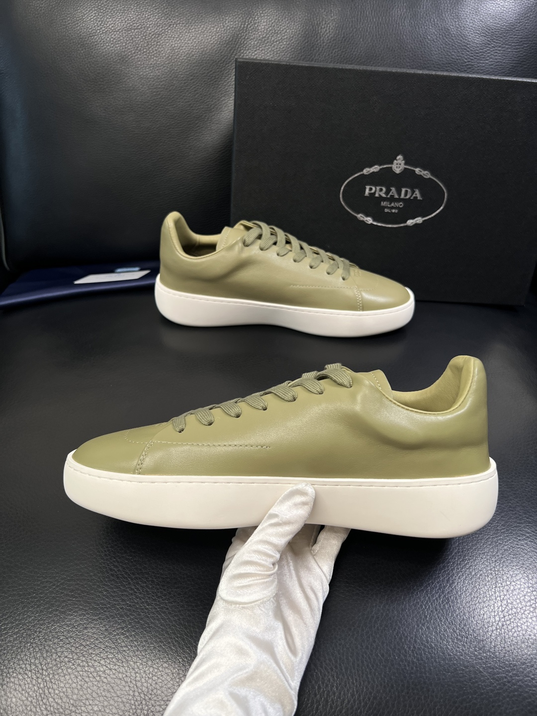 Prada  顶级工艺品，普拉达 专柜同步，原厂配置意大利进口牛皮拼布面料，进口牛皮内里垫，透气舒适，鞋