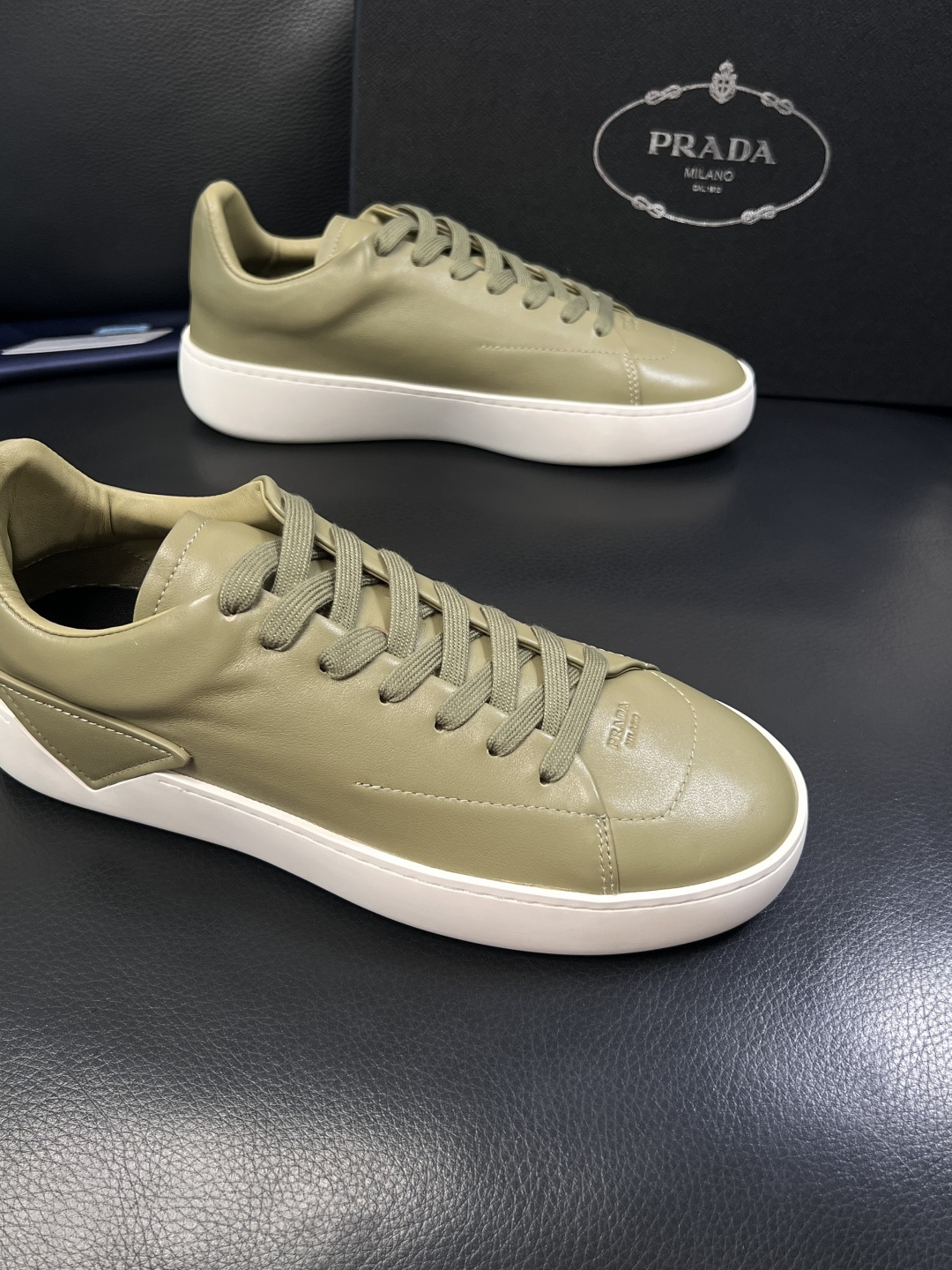 Prada  顶级工艺品，普拉达 专柜同步，原厂配置意大利进口牛皮拼布面料，进口牛皮内里垫，透气舒适，鞋