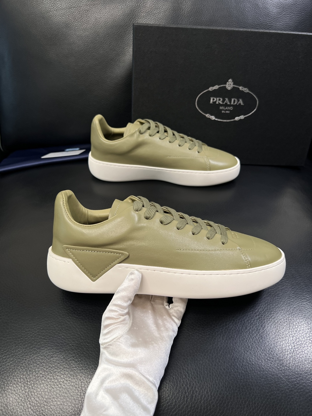Prada  顶级工艺品，普拉达 专柜同步，原厂配置意大利进口牛皮拼布面料，进口牛皮内里垫，透气舒适，鞋
