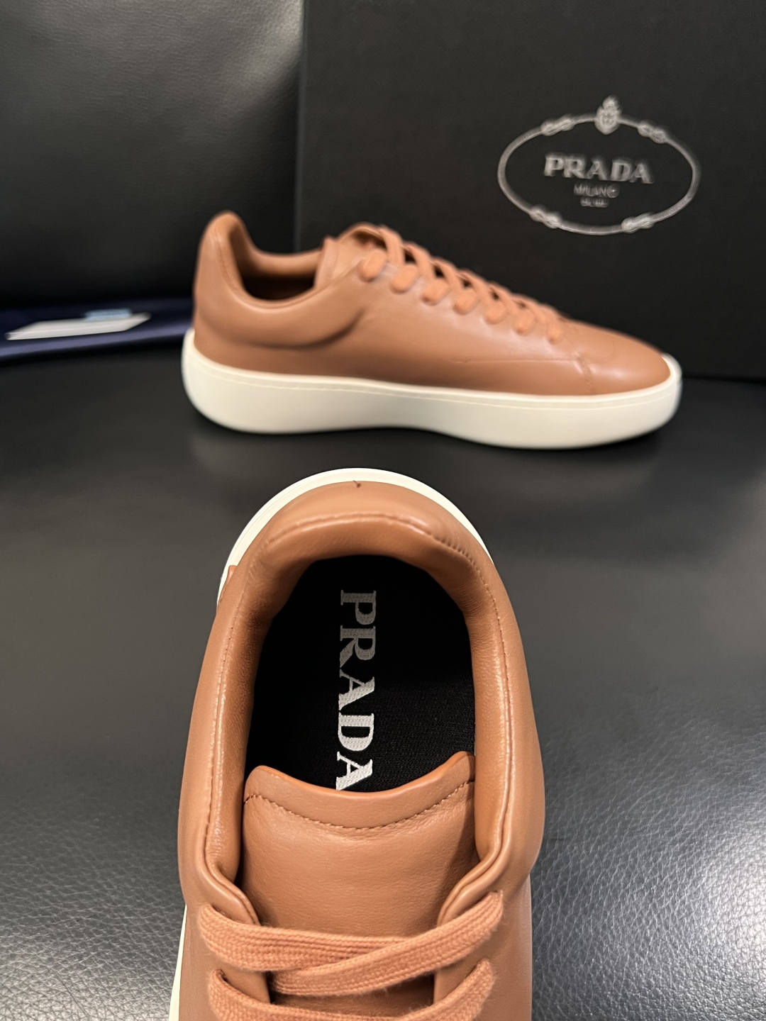 Prada  顶级工艺品，普拉达 专柜同步，原厂配置意大利进口牛皮拼布面料，进口牛皮内里垫，透气舒适，鞋