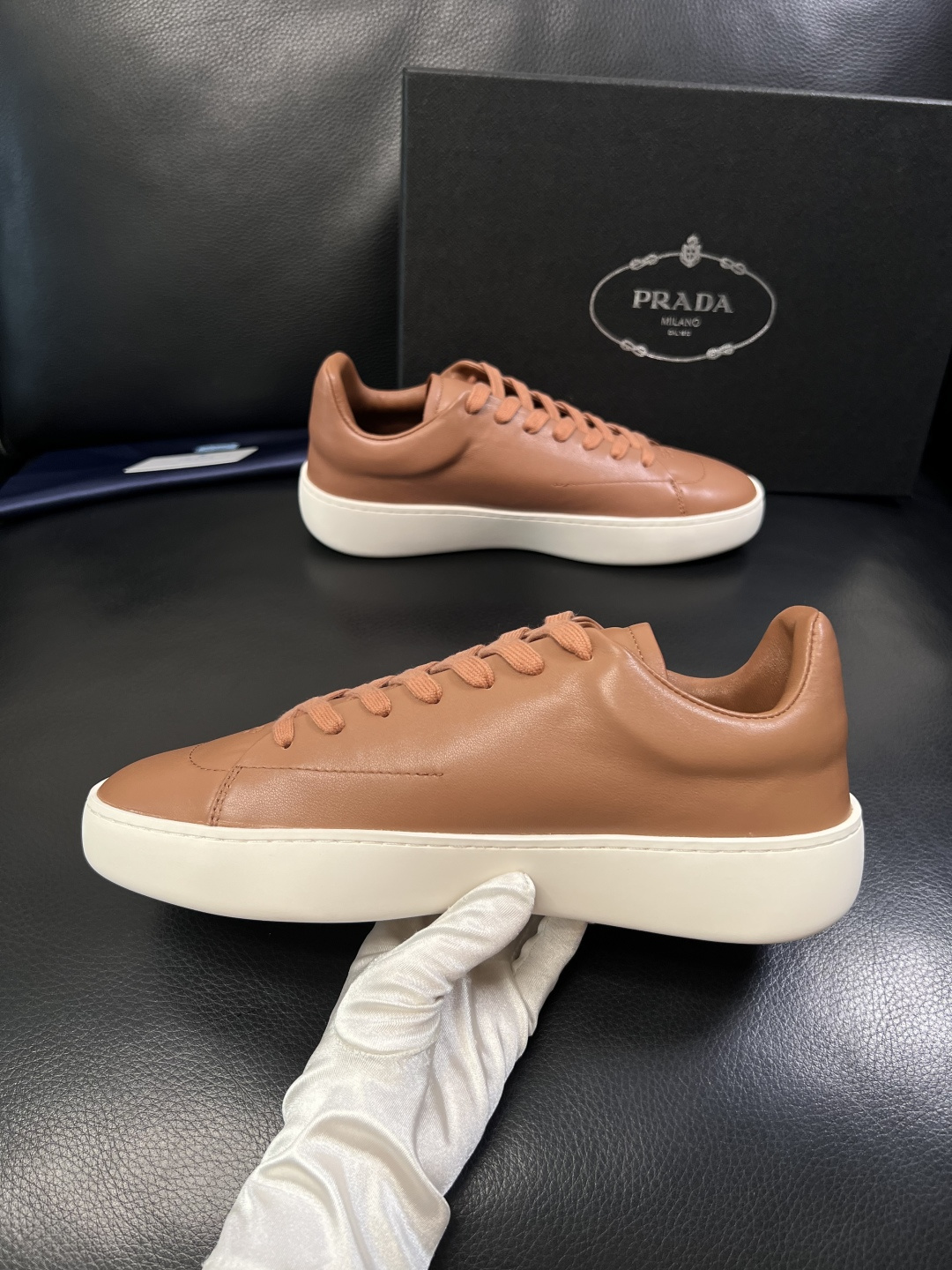 Prada  顶级工艺品，普拉达 专柜同步，原厂配置意大利进口牛皮拼布面料，进口牛皮内里垫，透气舒适，鞋