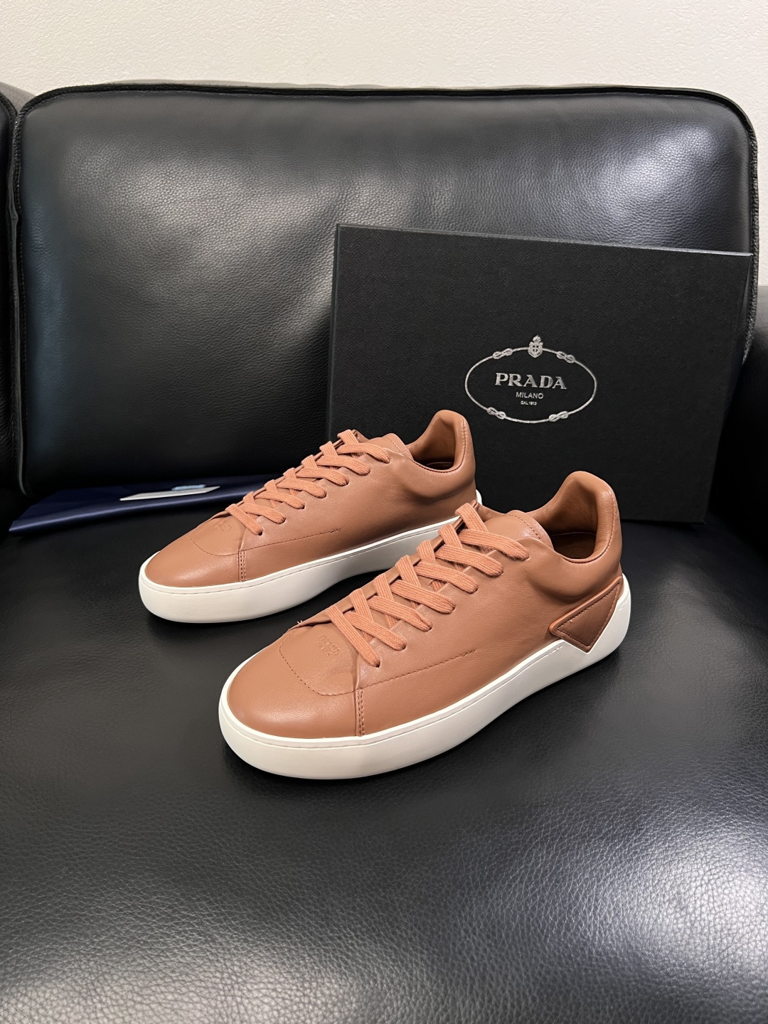 Prada  顶级工艺品，普拉达 专柜同步，原厂配置意大利进口牛皮拼布面料，进口牛皮内里垫，透气舒适，鞋