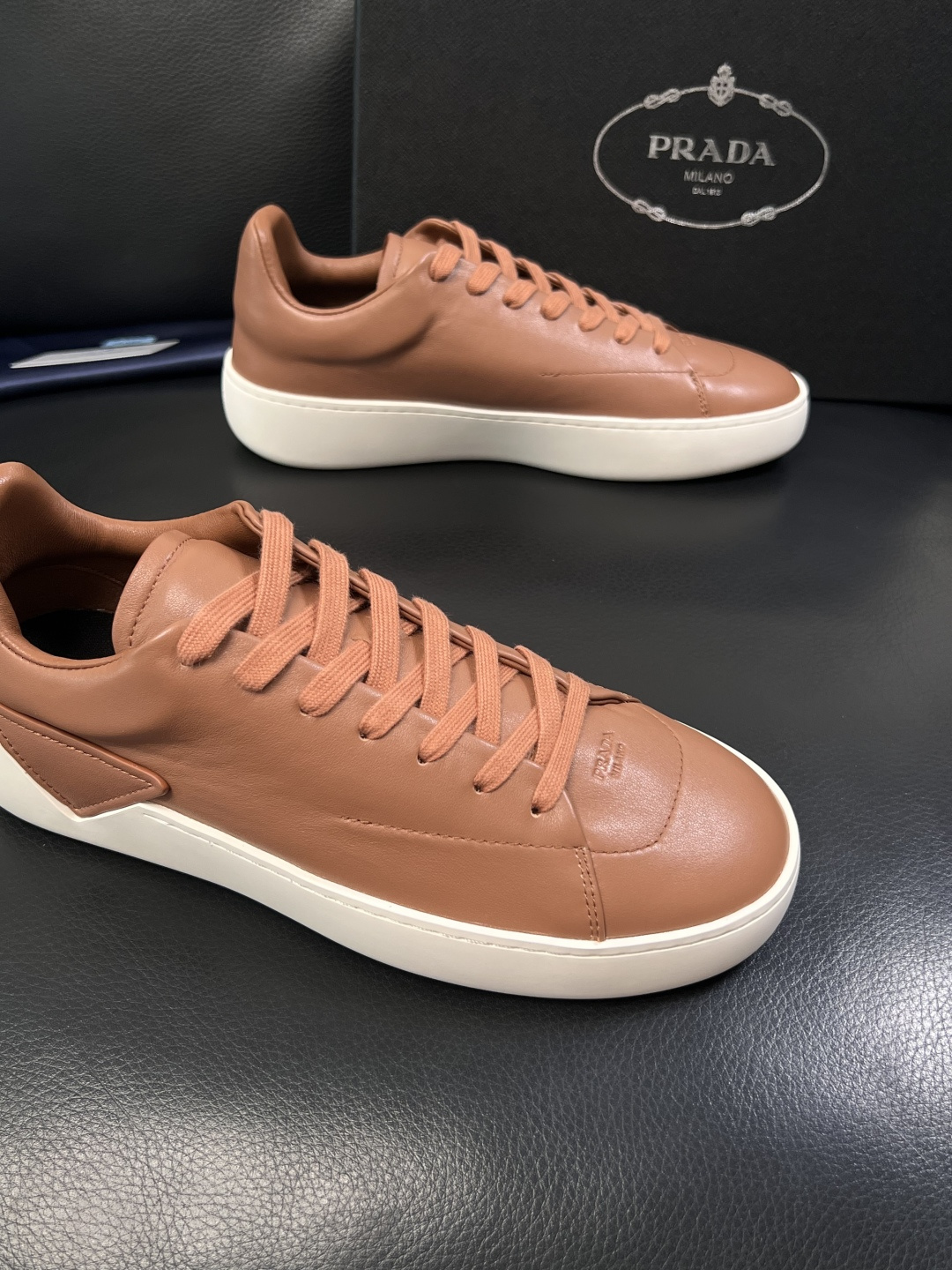 Prada  顶级工艺品，普拉达 专柜同步，原厂配置意大利进口牛皮拼布面料，进口牛皮内里垫，透气舒适，鞋
