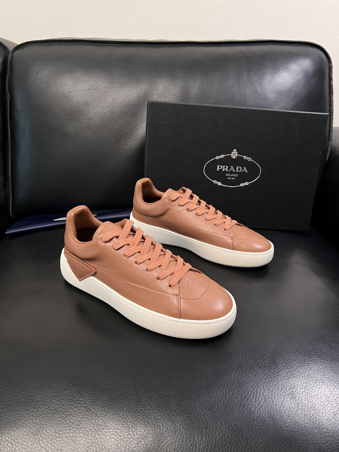 Prada  顶级工艺品，普拉达 专柜同步，原厂配置意大利进口牛皮拼布面料，进口牛皮内里垫，透气舒适，鞋
