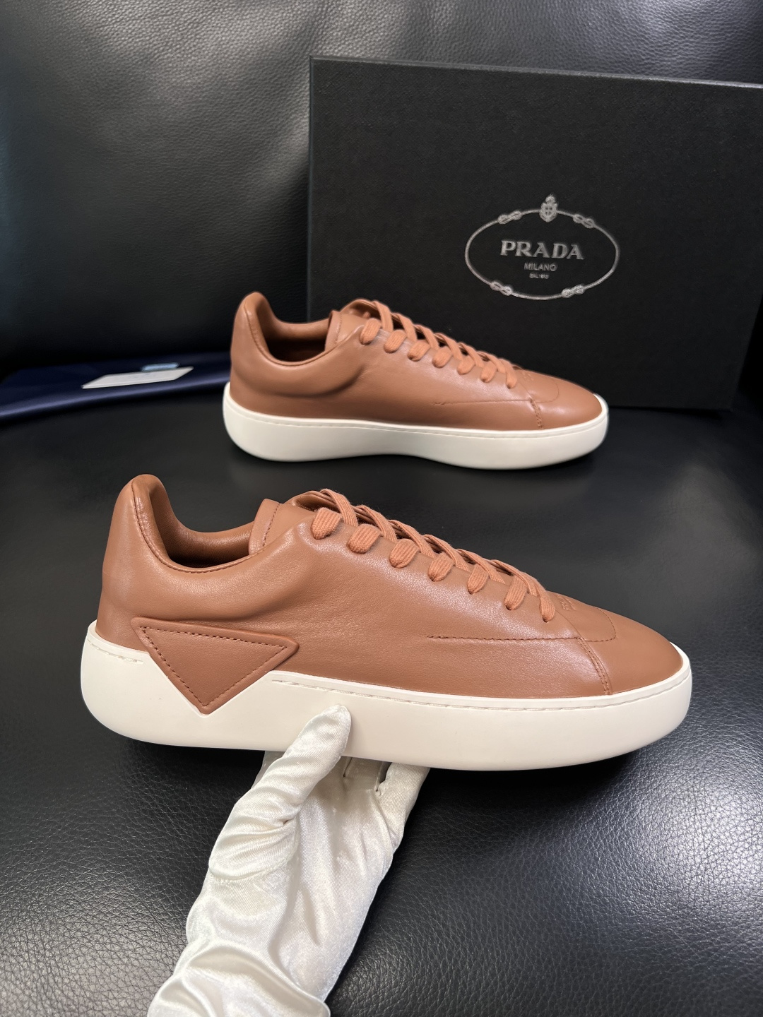 Prada  顶级工艺品，普拉达 专柜同步，原厂配置意大利进口牛皮拼布面料，进口牛皮内里垫，透气舒适，鞋