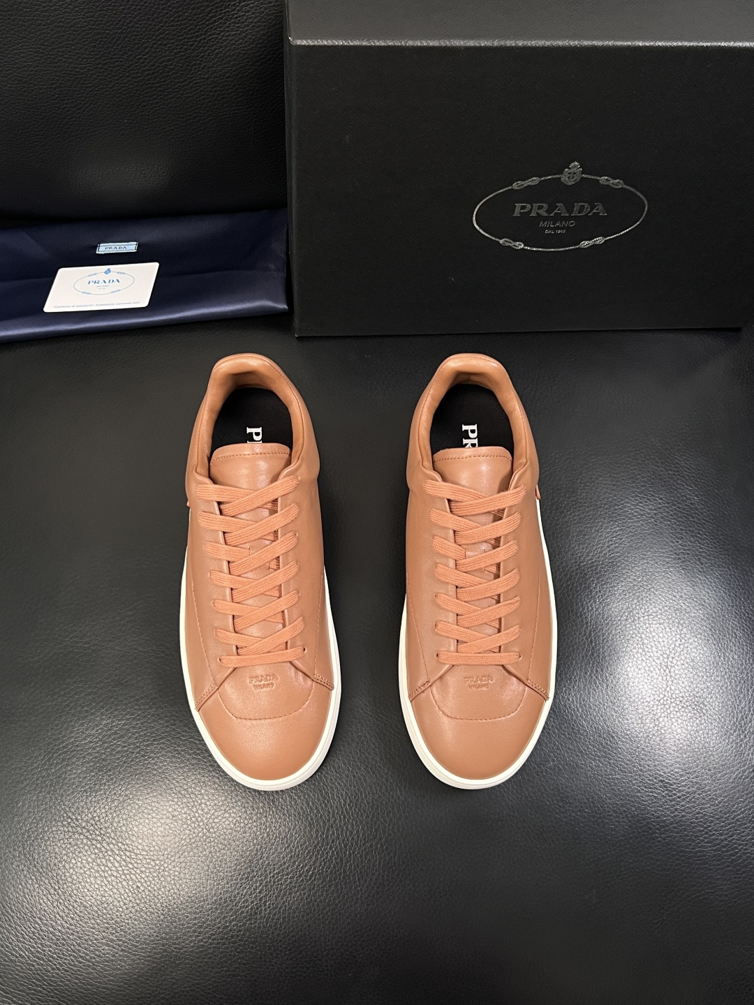 Prada  顶级工艺品，普拉达 专柜同步，原厂配置意大利进口牛皮拼布面料，进口牛皮内里垫，透气舒适，鞋