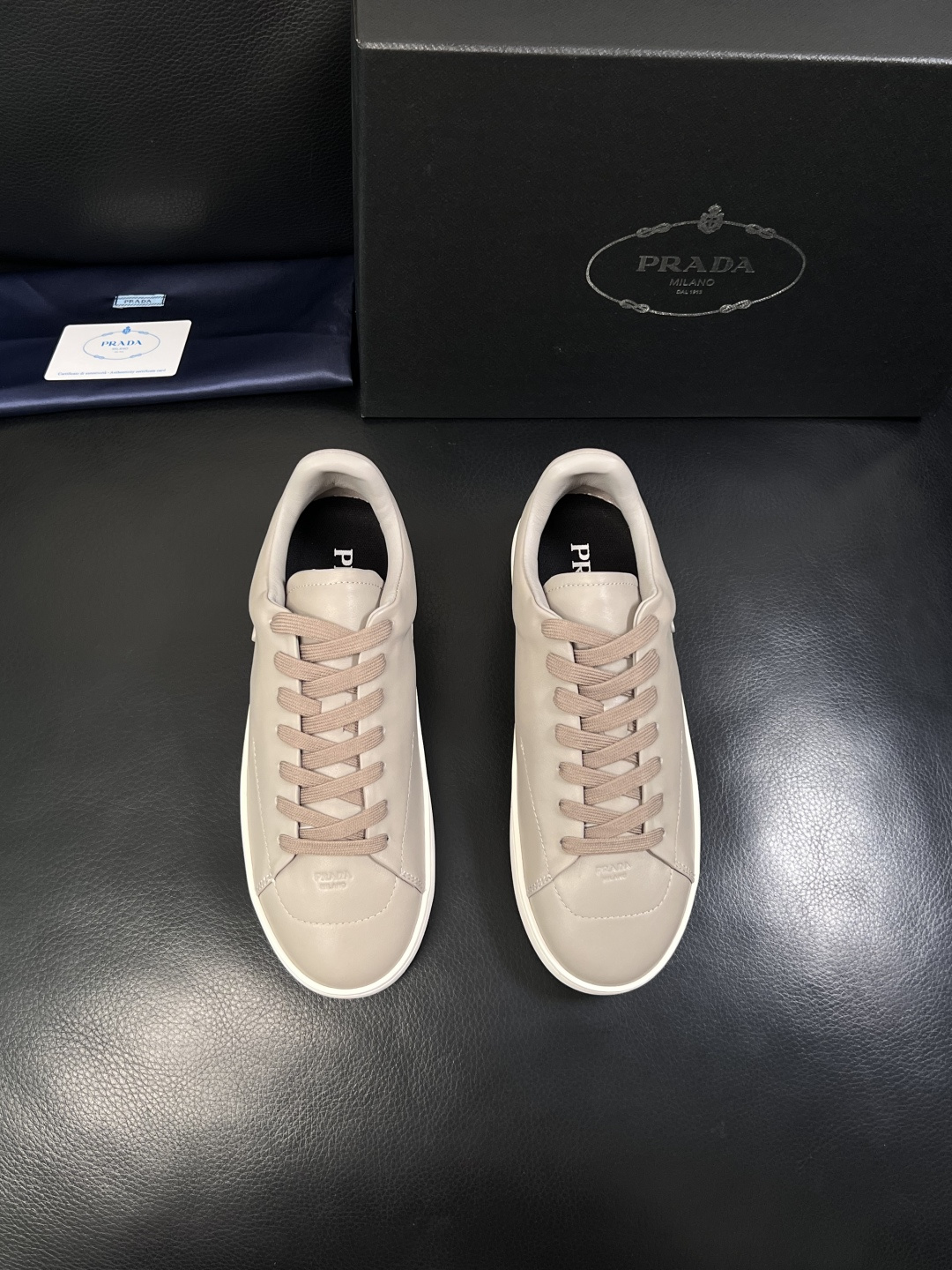 Prada  顶级工艺品，普拉达 专柜同步，原厂配置意大利进口牛皮拼布面料，进口牛皮内里垫，透气舒适，鞋