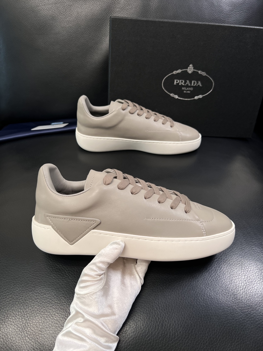 Prada  顶级工艺品，普拉达 专柜同步，原厂配置意大利进口牛皮拼布面料，进口牛皮内里垫，透气舒适，鞋