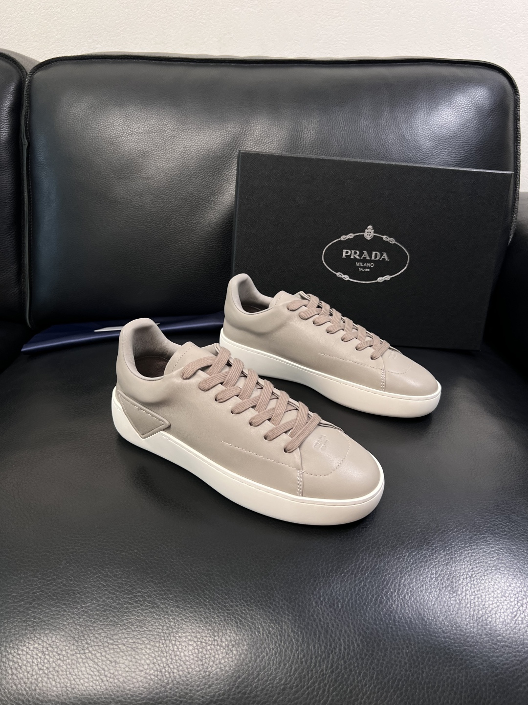 Prada  顶级工艺品，普拉达 专柜同步，原厂配置意大利进口牛皮拼布面料，进口牛皮内里垫，透气舒适，鞋