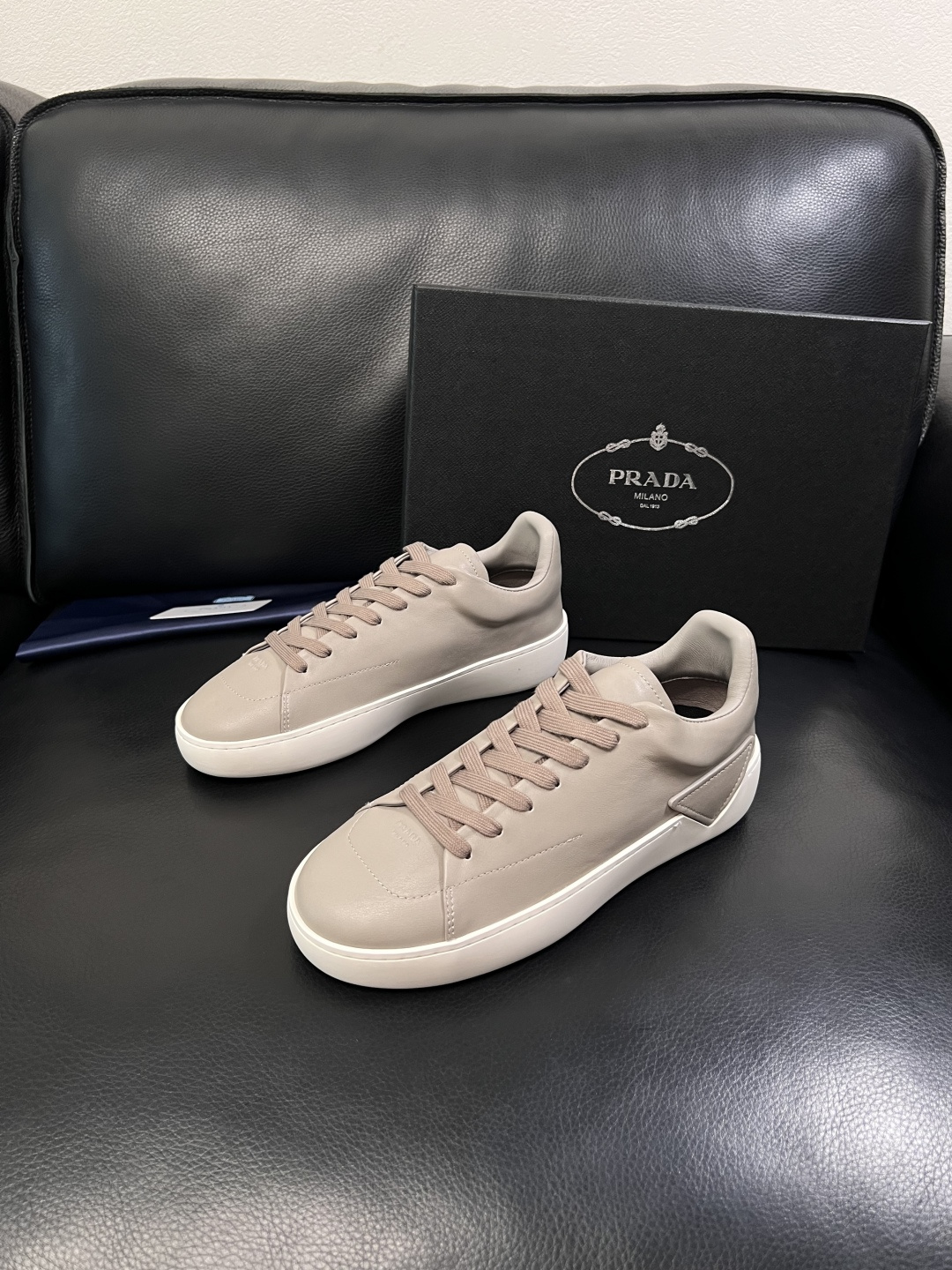 Prada  顶级工艺品，普拉达 专柜同步，原厂配置意大利进口牛皮拼布面料，进口牛皮内里垫，透气舒适，鞋