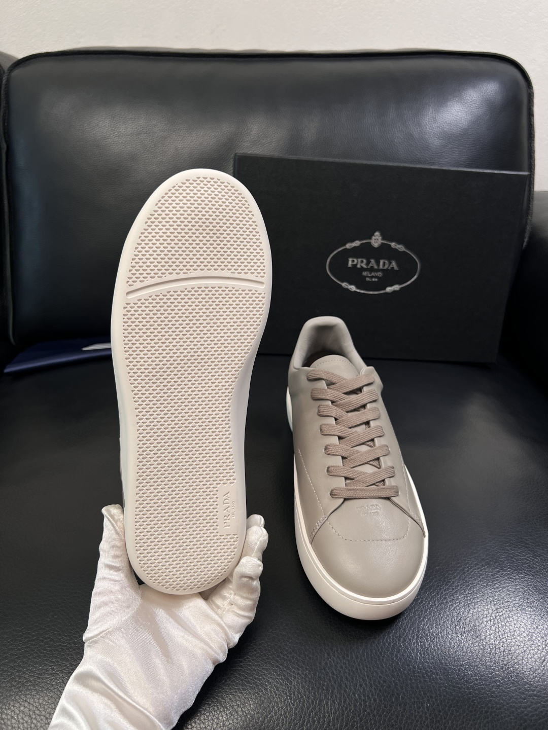 Prada  顶级工艺品，普拉达 专柜同步，原厂配置意大利进口牛皮拼布面料，进口牛皮内里垫，透气舒适，鞋