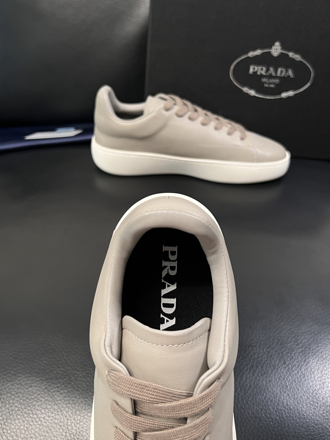 Prada  顶级工艺品，普拉达 专柜同步，原厂配置意大利进口牛皮拼布面料，进口牛皮内里垫，透气舒适，鞋