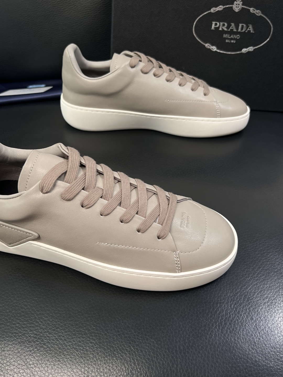 Prada  顶级工艺品，普拉达 专柜同步，原厂配置意大利进口牛皮拼布面料，进口牛皮内里垫，透气舒适，鞋