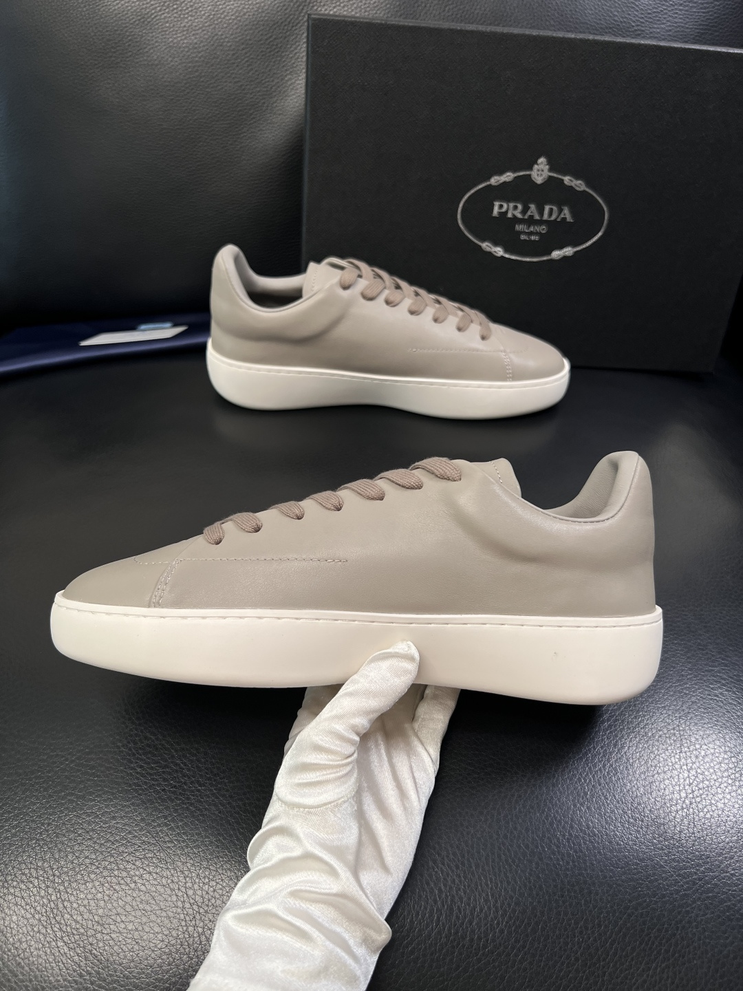 Prada  顶级工艺品，普拉达 专柜同步，原厂配置意大利进口牛皮拼布面料，进口牛皮内里垫，透气舒适，鞋