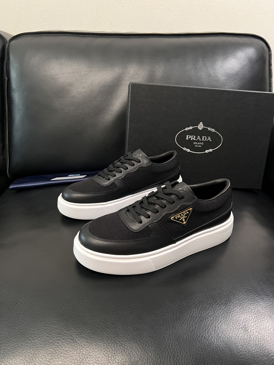 Prada  顶级工艺品，普拉达 专柜同步，原厂配置意大利进口牛皮拼布面料，进口牛皮内里垫，透气舒适，鞋